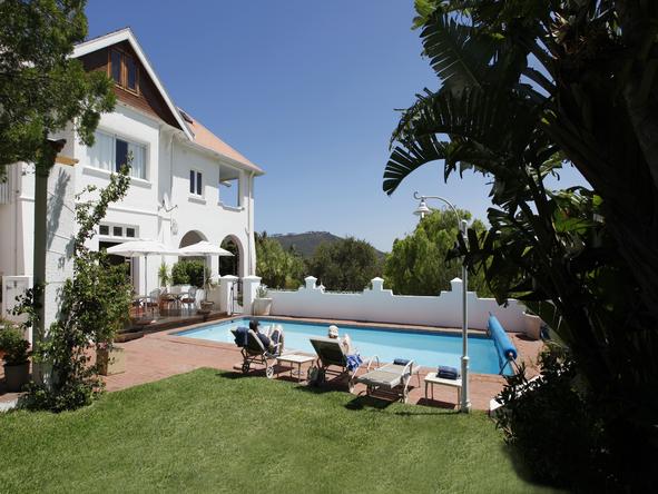 Abbey Manor Luxury Guest House - pool + lawn